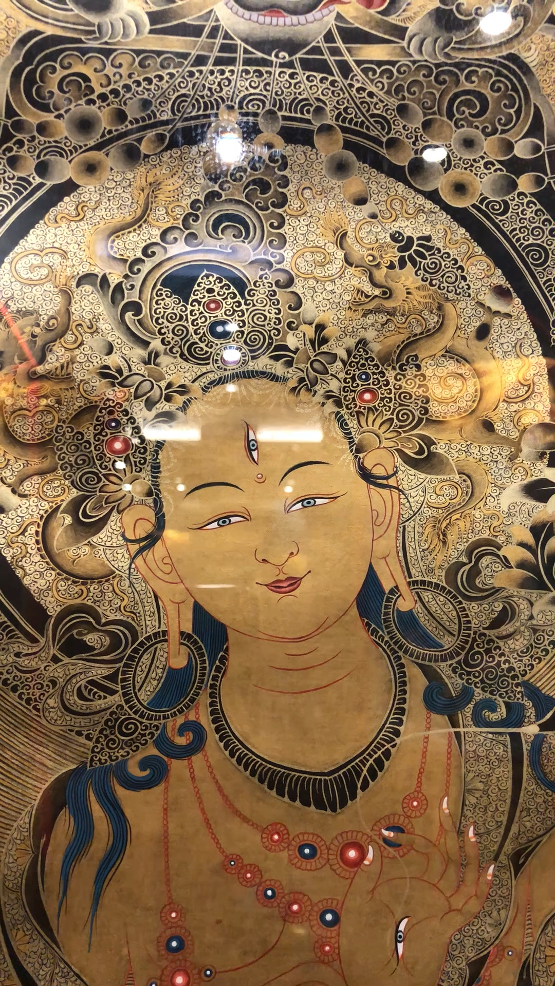 纯金粉画成的白度母. 黑金唐卡.