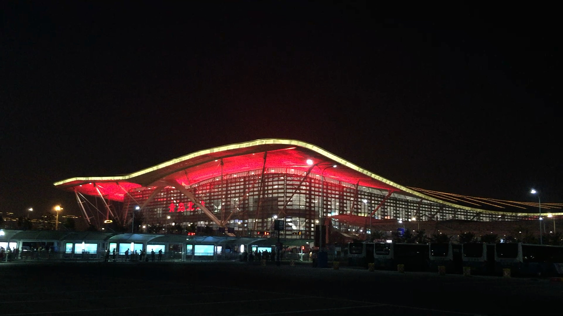 点亮青岛之青岛北站,红黄蓝变奏曲