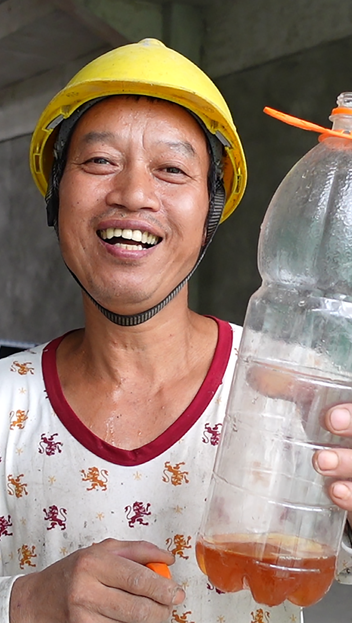 夏天工地干活太热了,红糖水解渴,中午吃猪头肉开心就好#工地生活欢乐