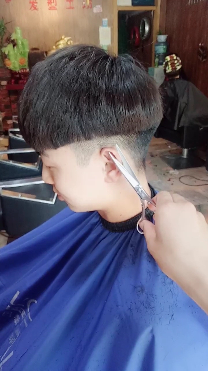 四周剃短锅盖头,网红发型,谁说高考后不能大变样!