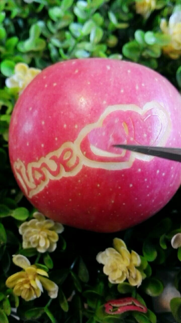 这个苹果好有爱心啊!都舍不得吃了