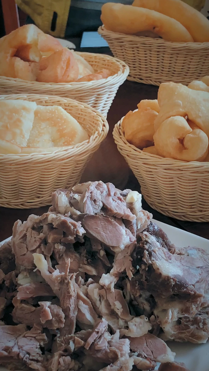 肉堆成山,可这只是内蒙古的早餐.