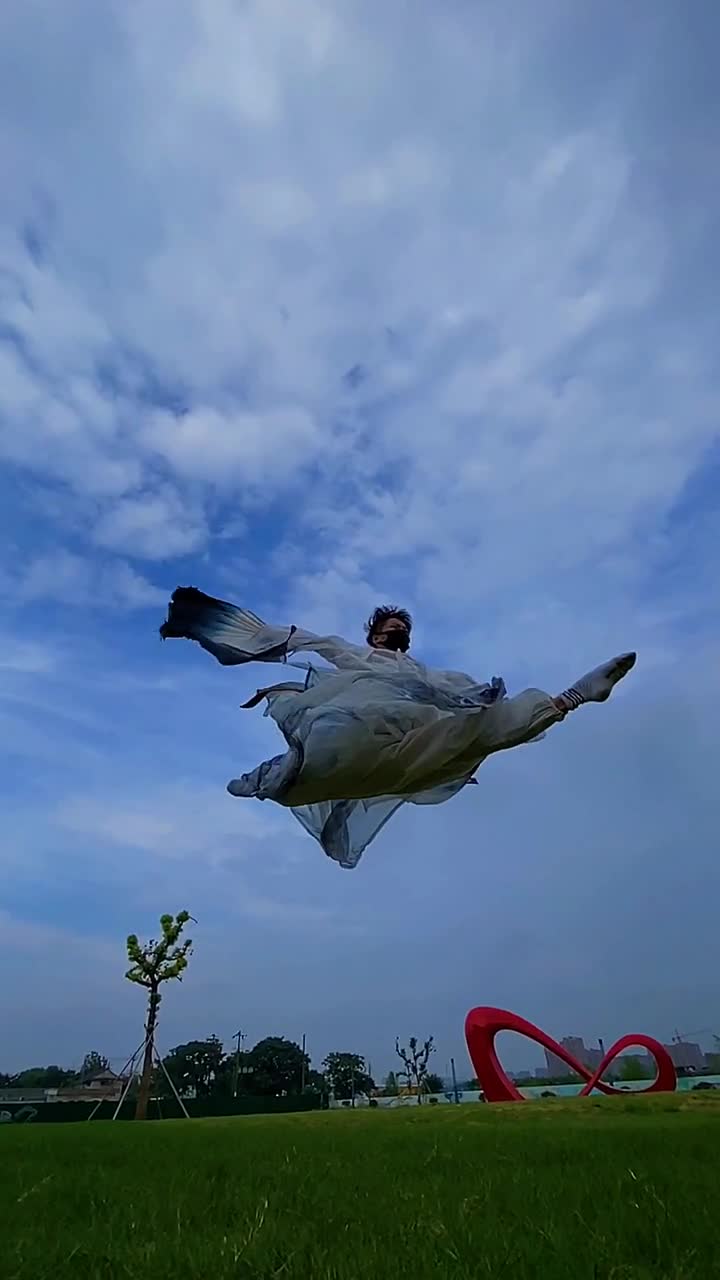 一转如升龙,二踢似惊鸿,三一字马舞蹈挑战空中一字马