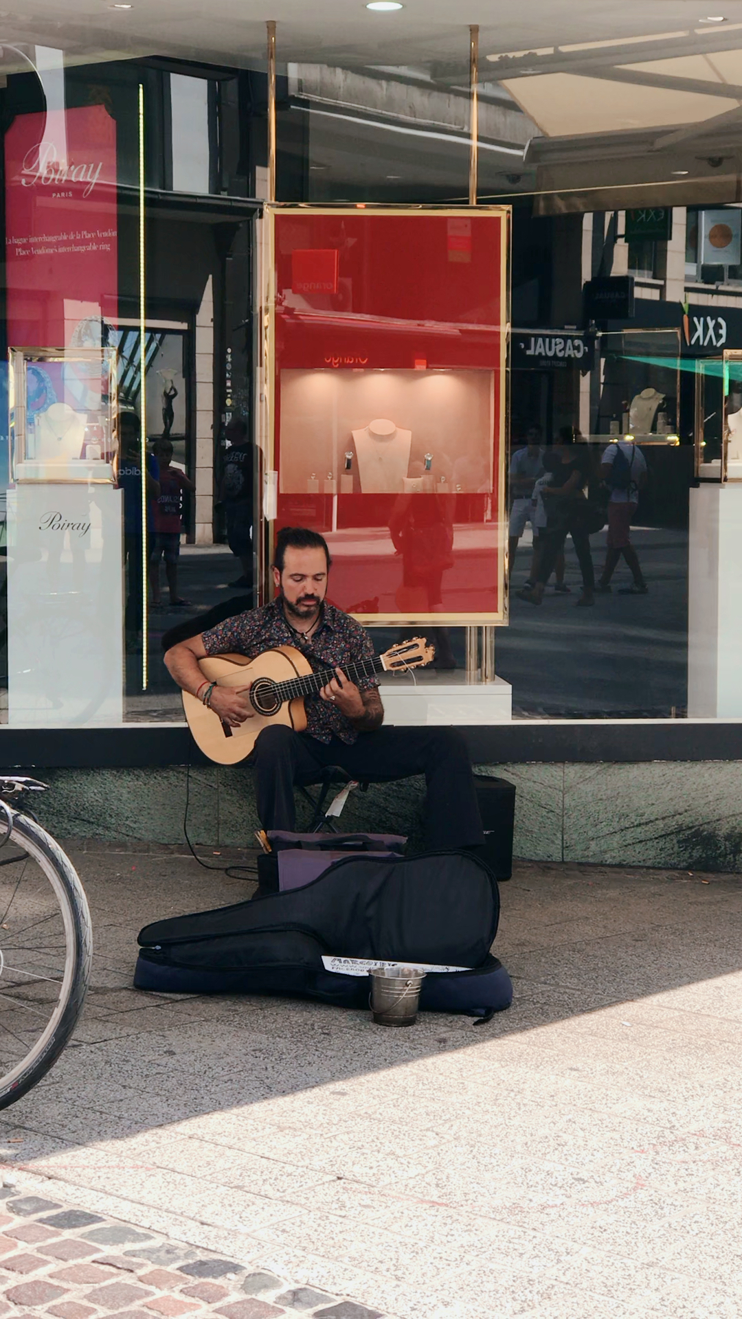 街头艺术家弹吉他卖唱,好听!
