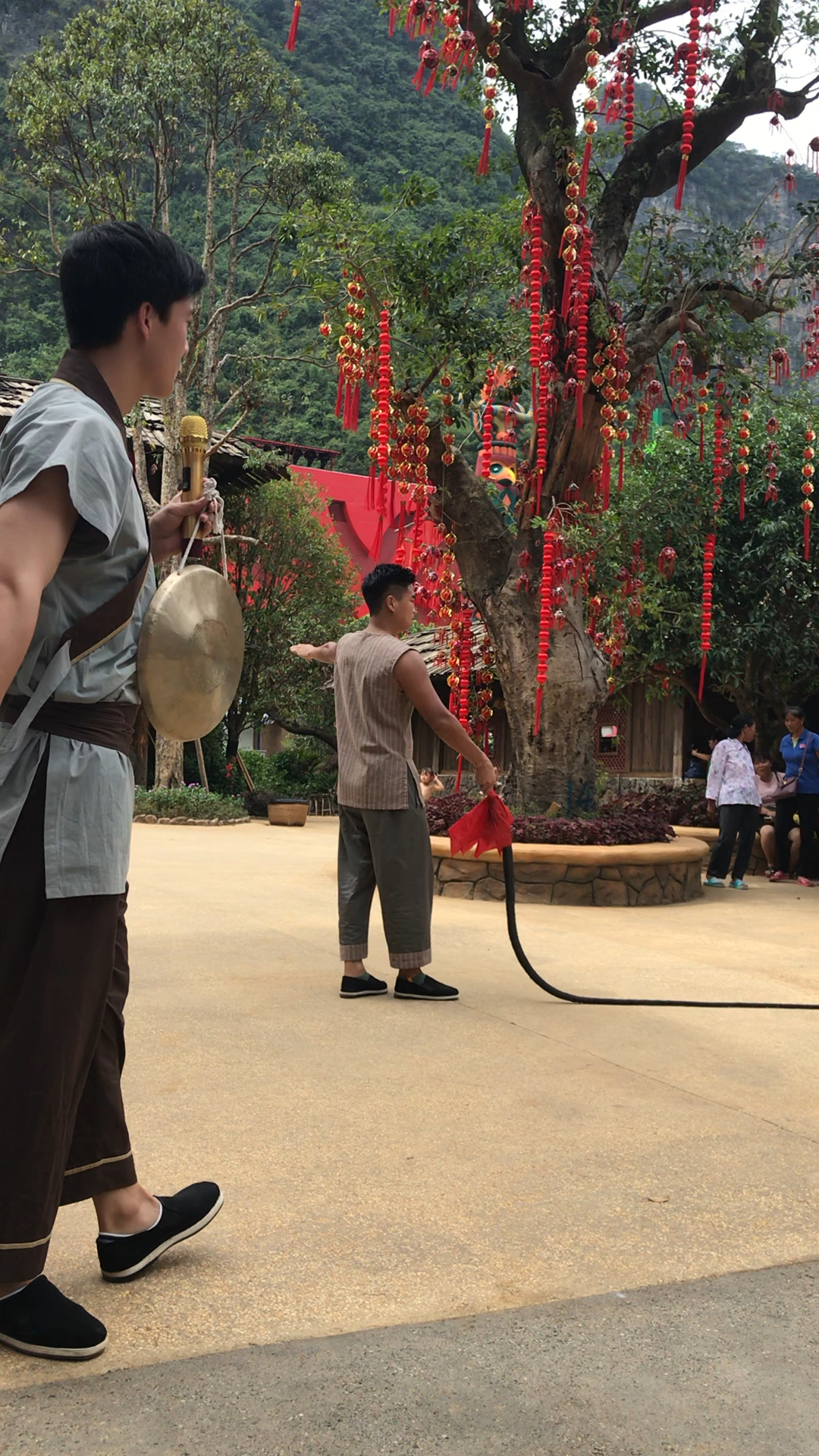 鞭子抽起来,掌声拍起来.