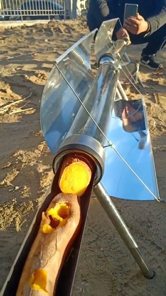 太阳能烧烤炉,不用碳,不用电,对准阳光就做饭.