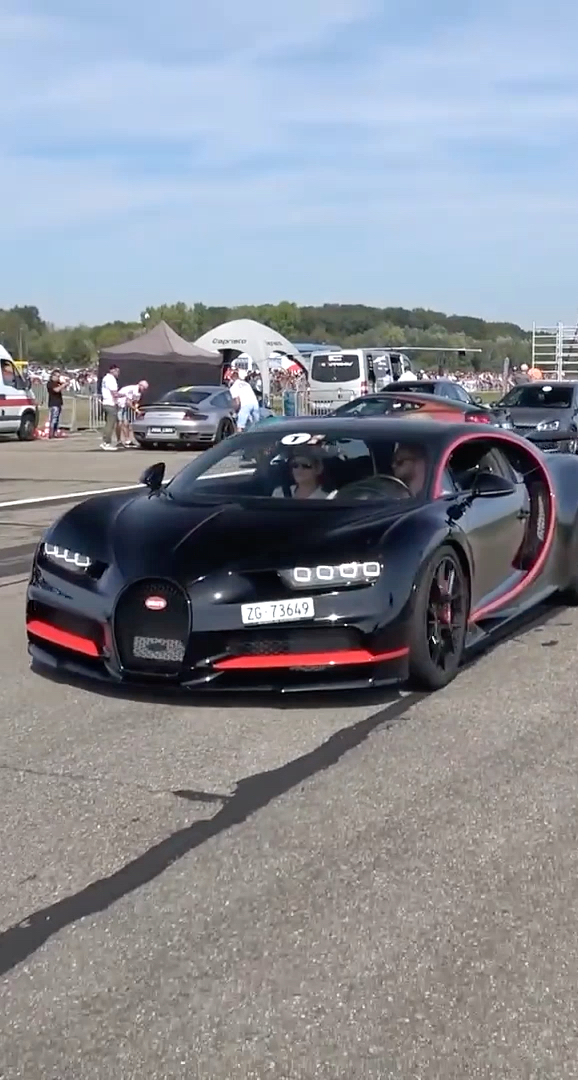 最爱得布加迪,前面的车灯真的是太霸气了!