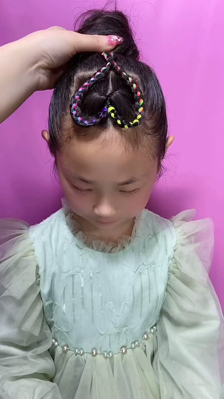 春暖花开,五彩爱心丸子头安排一下#儿童编发
