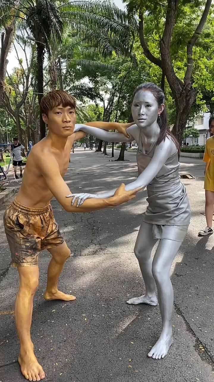 越南铜人活体行为艺术,这也太强了吧!