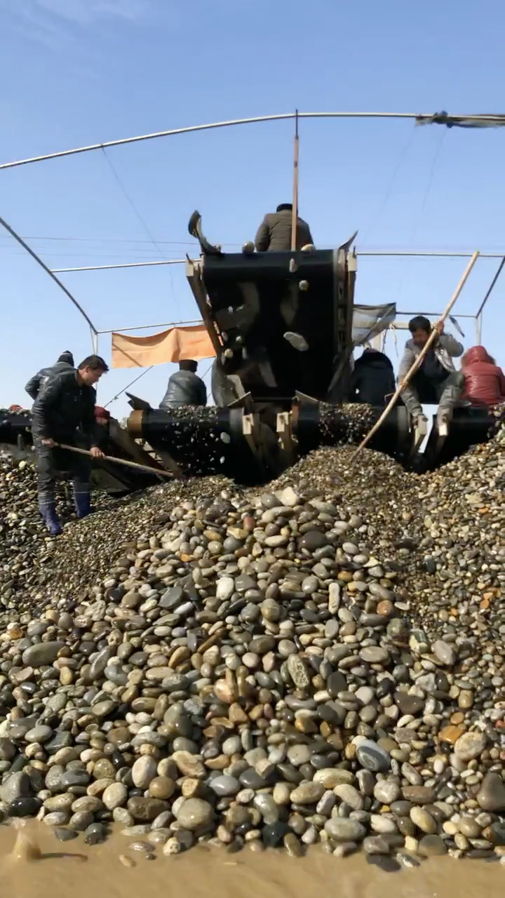 新疆和田玉籽料开采现场