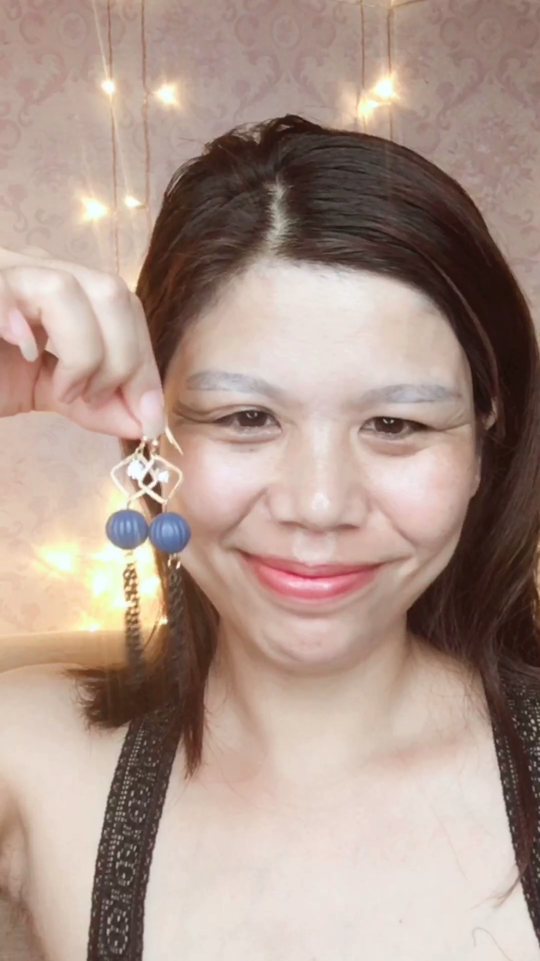 58岁农村丑大妈化妆后 都说超级像迈克杰克逊!