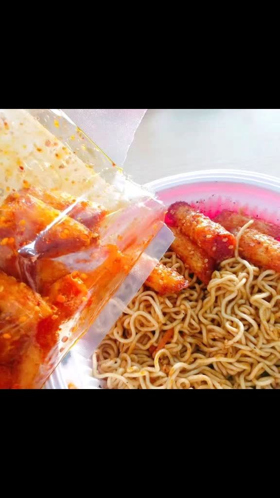 下雨天,辣条和泡面最配哦99