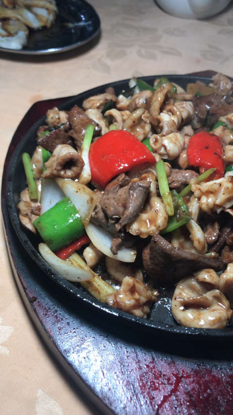 深夜里的铁板猪杂,这啫啫声能让你瞬间就饿了!