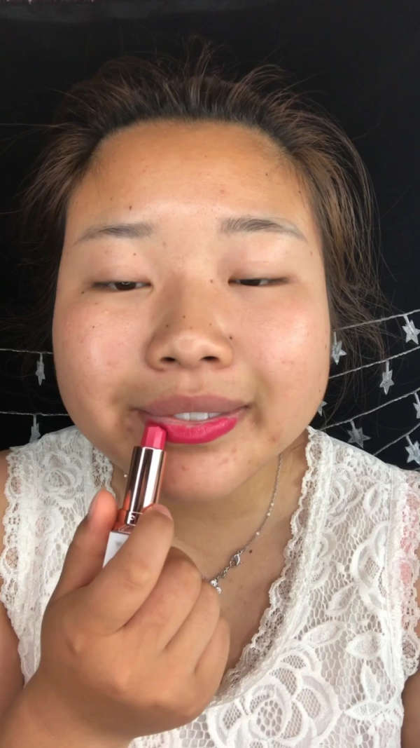 大嘴丑女画个妆秒变女神