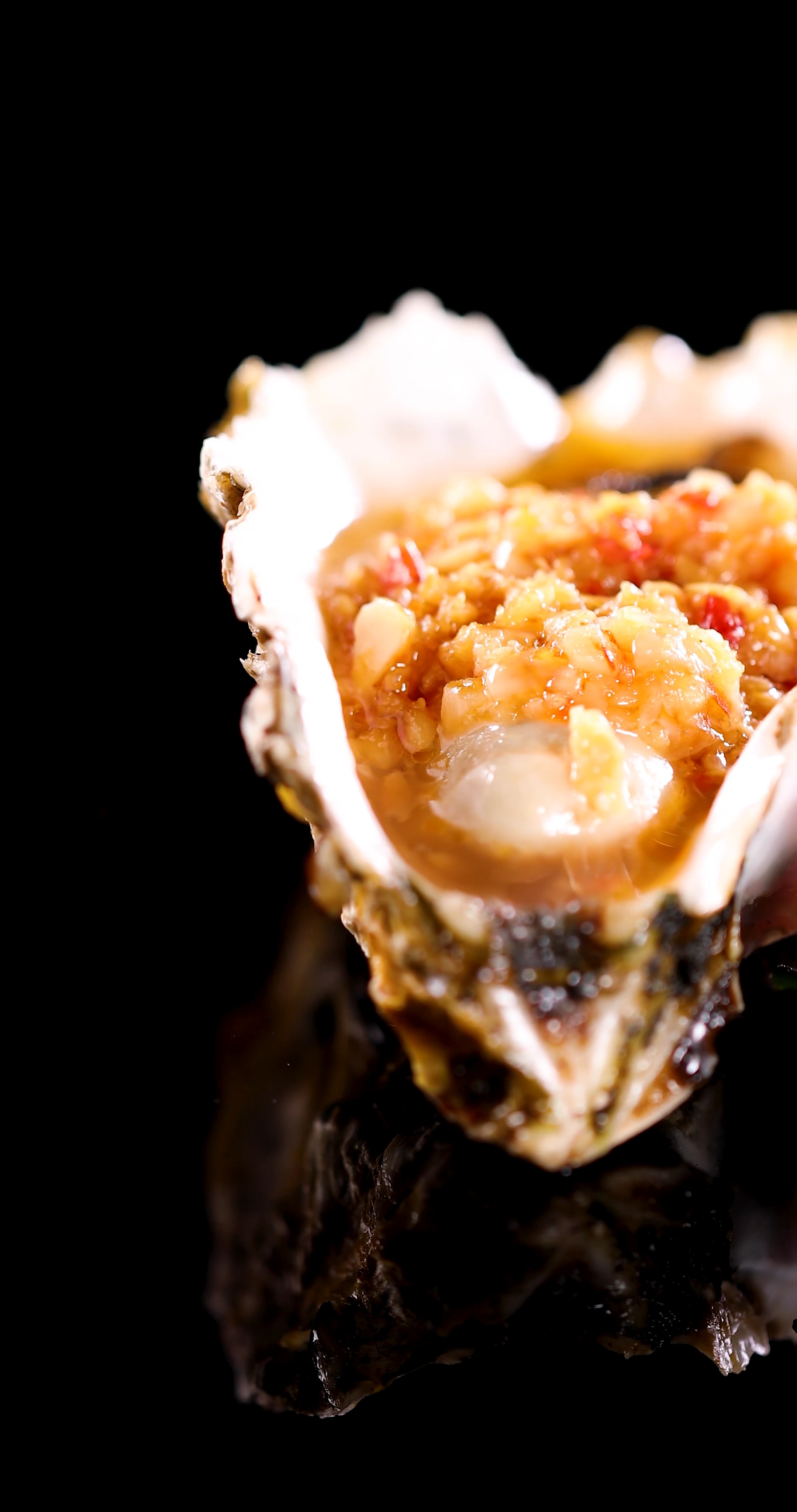 文府大厨铁板蒜香生蚝～只见生蚝在铁板上滋滋做响,吸收蒜蓉的香味,独