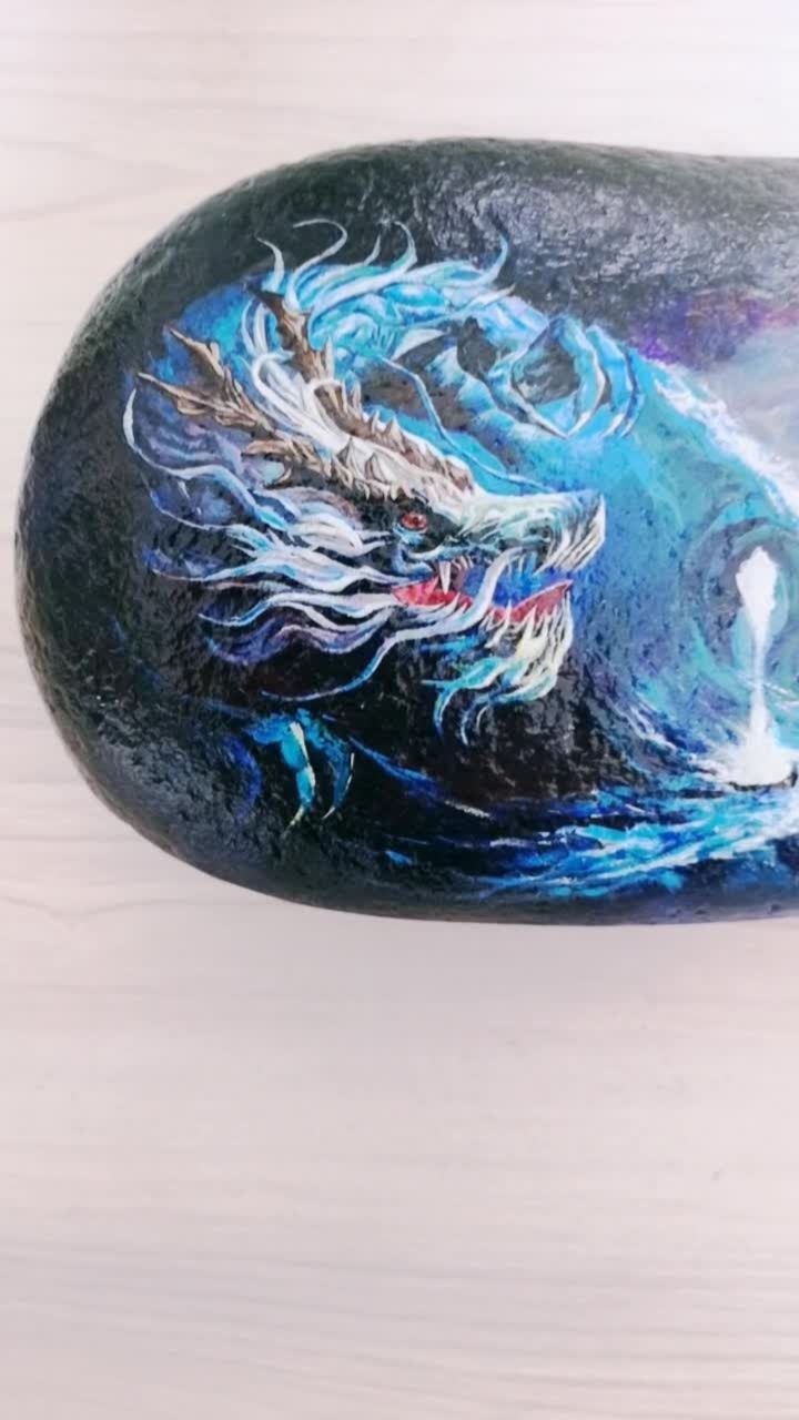 在石头上画的龙