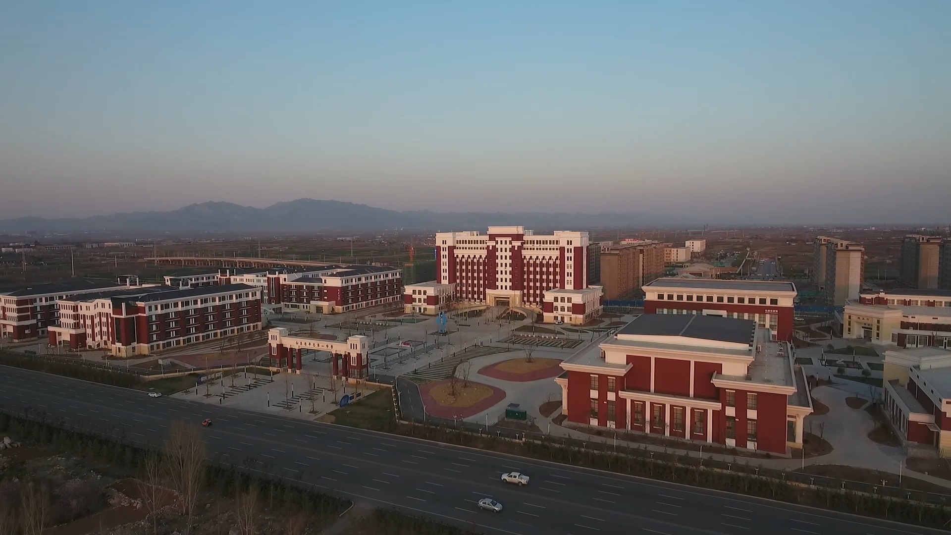 第127篇 沂蒙山脚下的平邑一中新校区#文旅平邑 #航拍 #记录校园时光