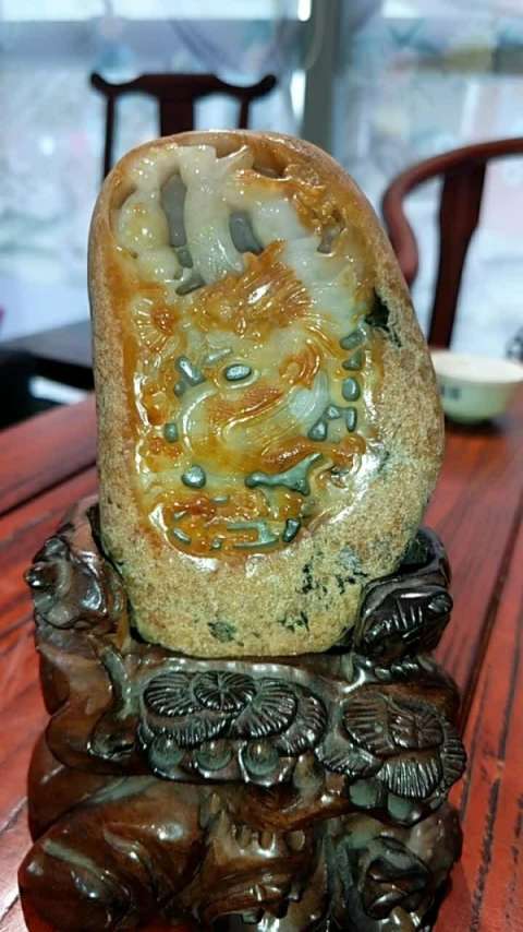 翡翠原石摆件,府上有龙