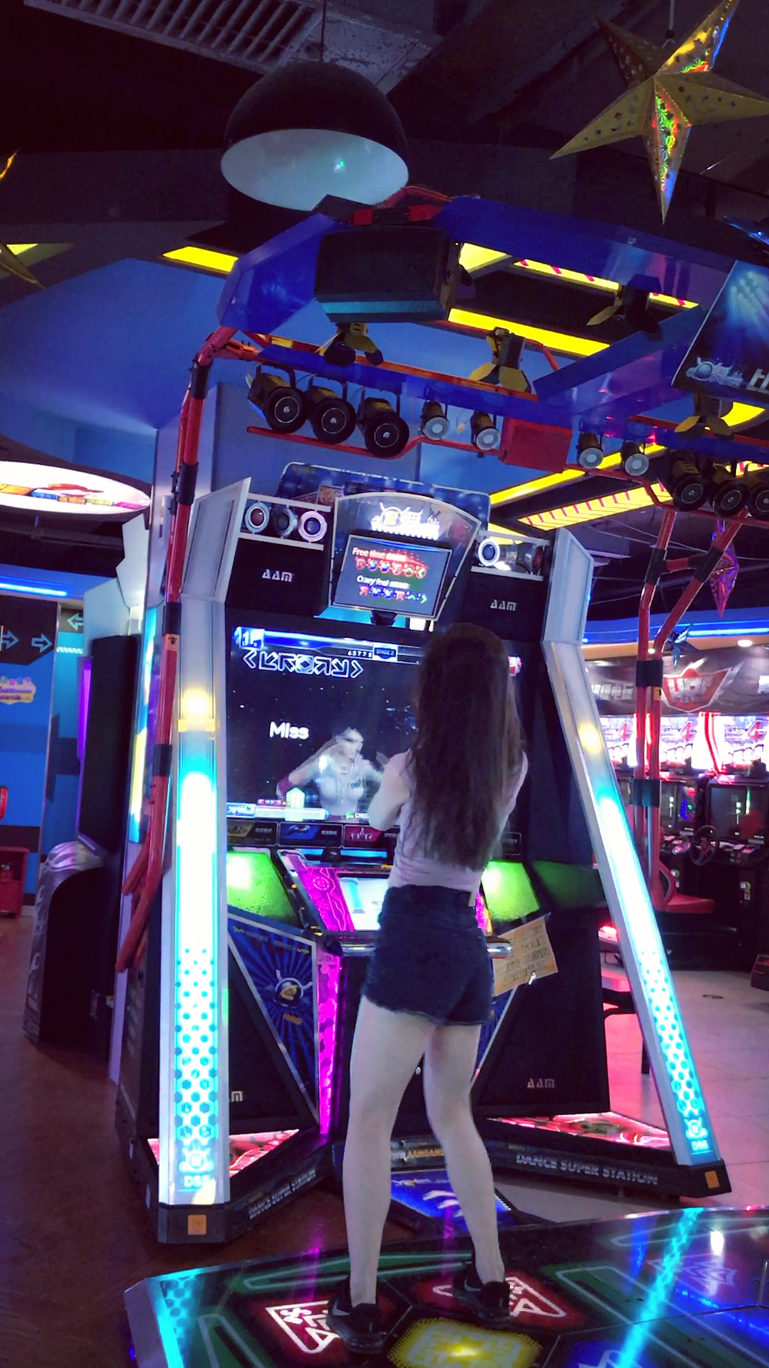 跳舞机小姐姐上线啦 你们去玩跳舞机必点的歌都是哪一首