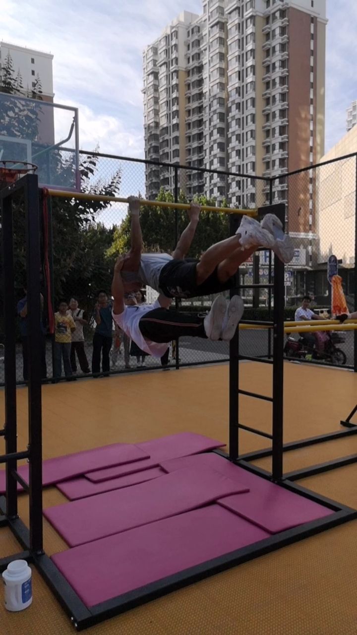 两位热血青年演绎街头健身!