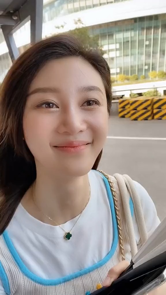 小可艾害羞的样子真可爱张芮尔(21:30直播)