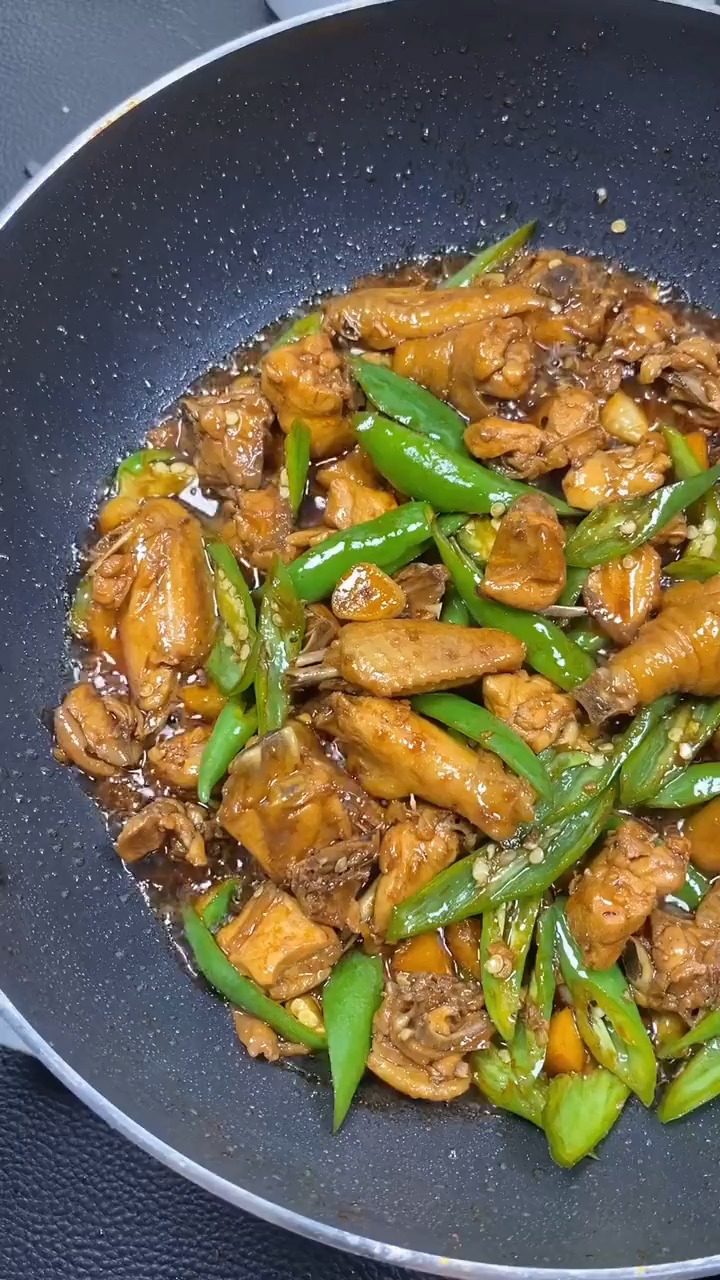 今天分享家庭版青椒炒鸡,非常开胃下饭美食