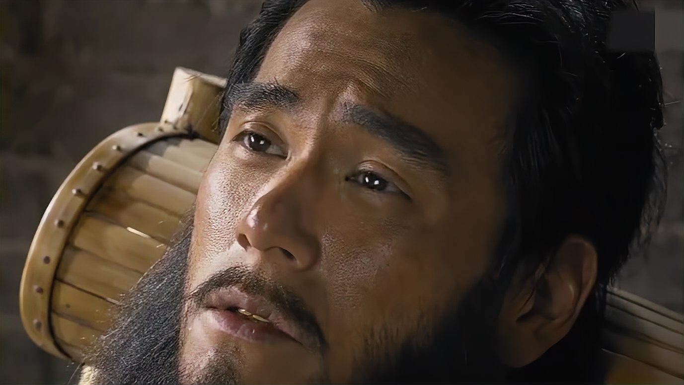 危城:刘青云帮彭于晏剪胡子,彭于晏拿镜子一照,手艺不错