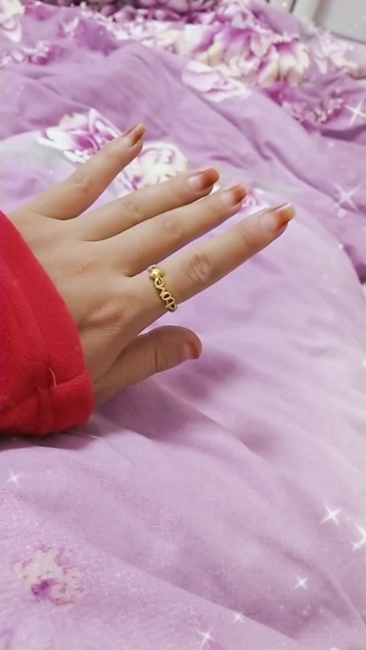 这长长的指甲都舍不得剪了