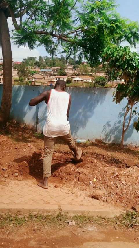 非洲兄弟赤脚用铁锨干活,看着心酸……泪奔