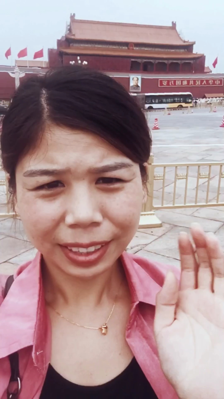 农村丑大妈天安门前施展妖术,引保安小哥哥疯狂追求!