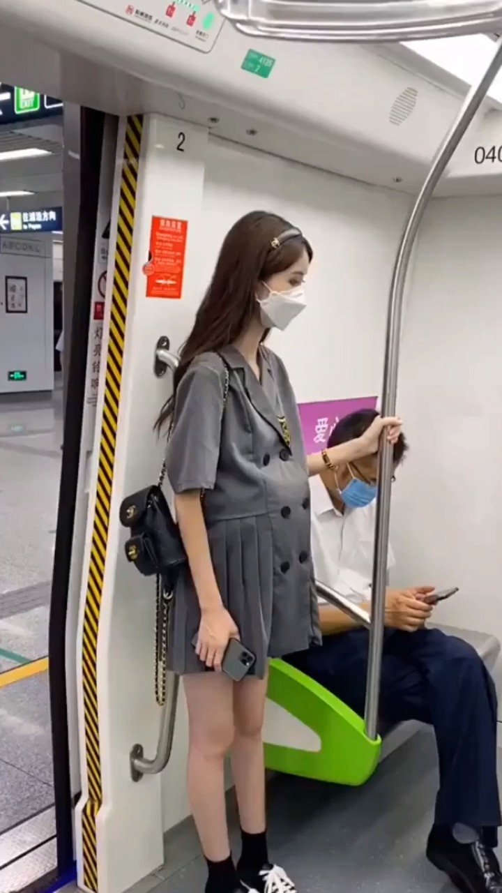 地铁遇到好看的美女,可惜怀孕了!