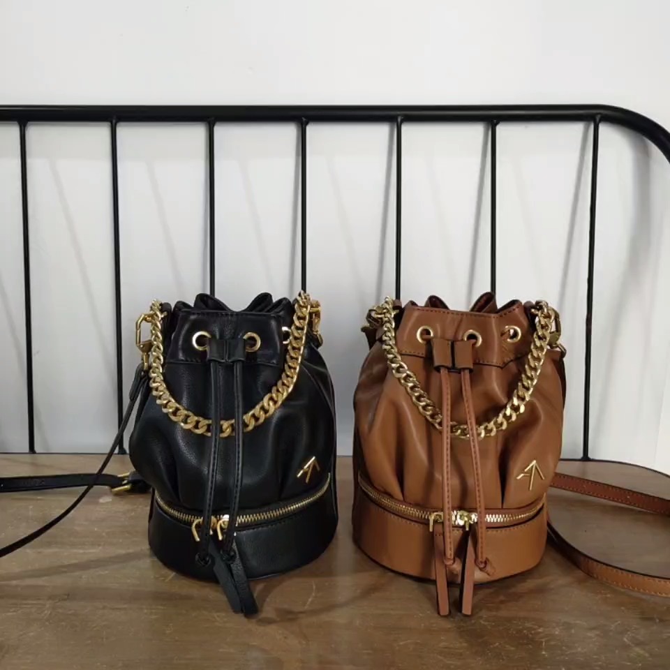 manu马努土耳其箭头水桶包    尺寸:16×16×22cm      颜色:黑色