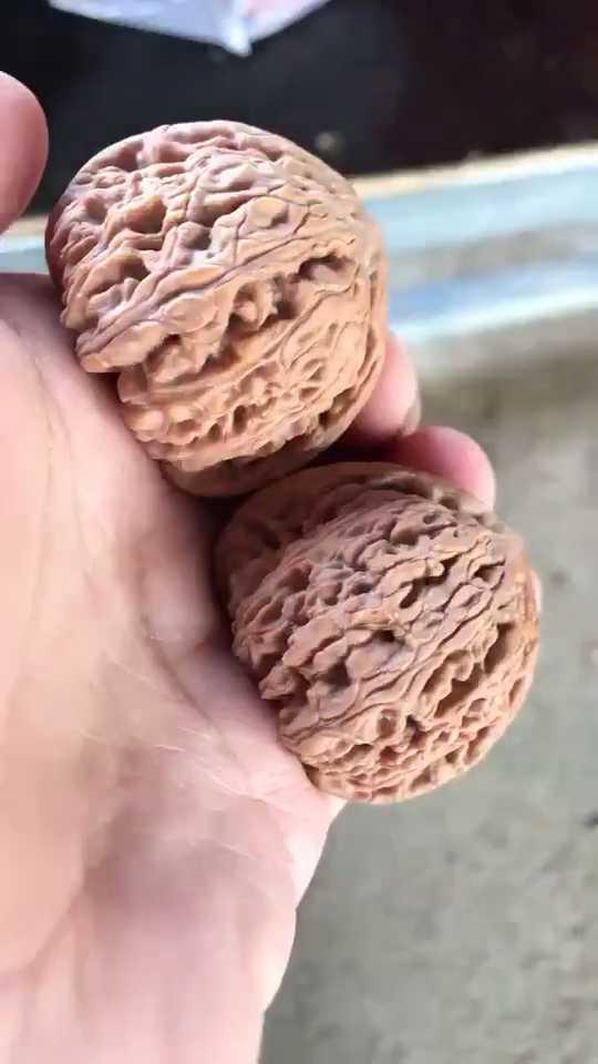 红宝石狮子头文玩核桃