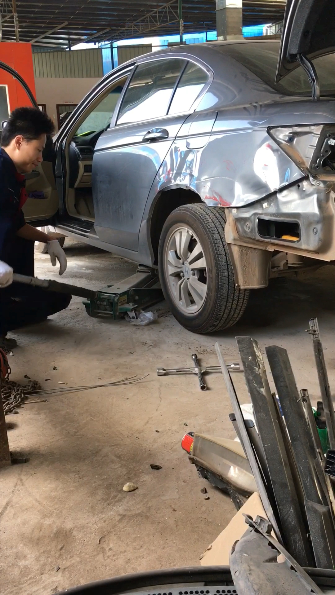 雅阁左后叶子板修复过程(2)