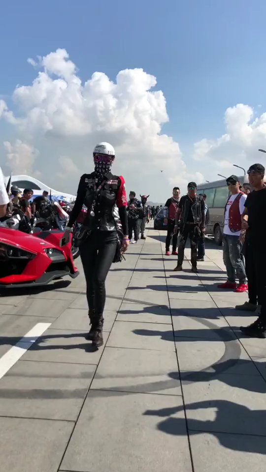 安全官小姐姐,帅!