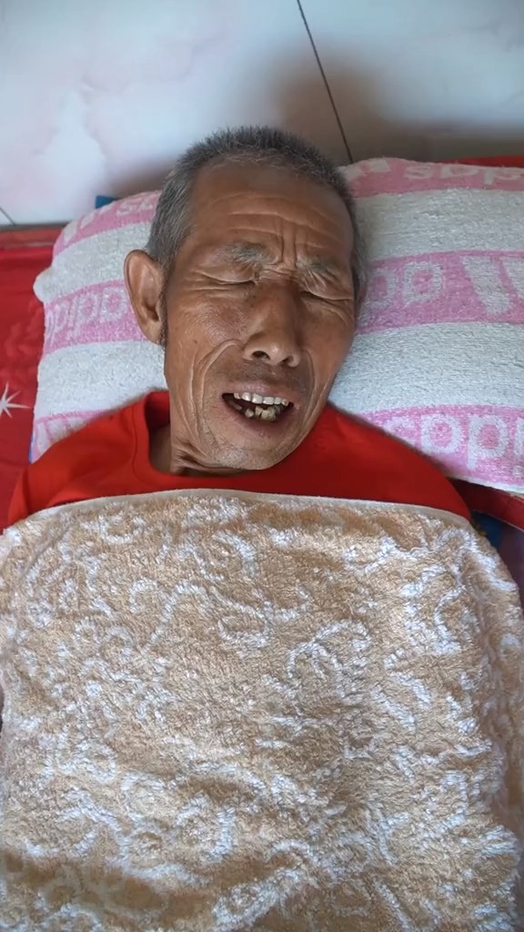 俩老头默契配合,实力坑瓜!#搞笑 #@经纪人小微