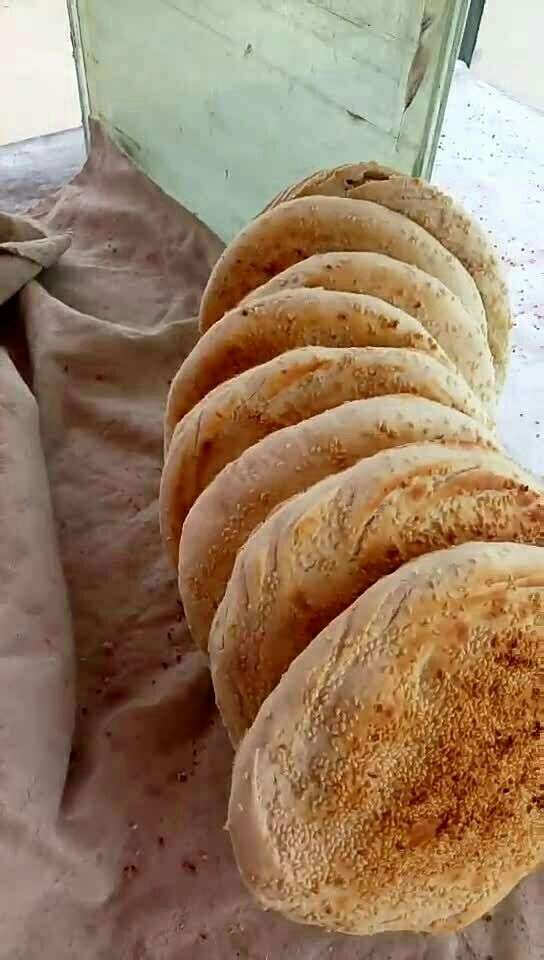 我是河南商丘的我们特产就是烧饼,有想吃的没我请客.