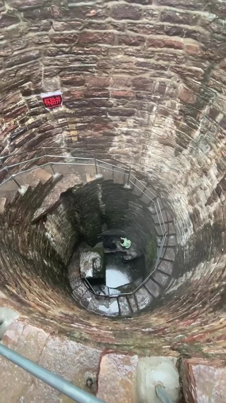 村里的千年螺旋井听说井低有三条暗道