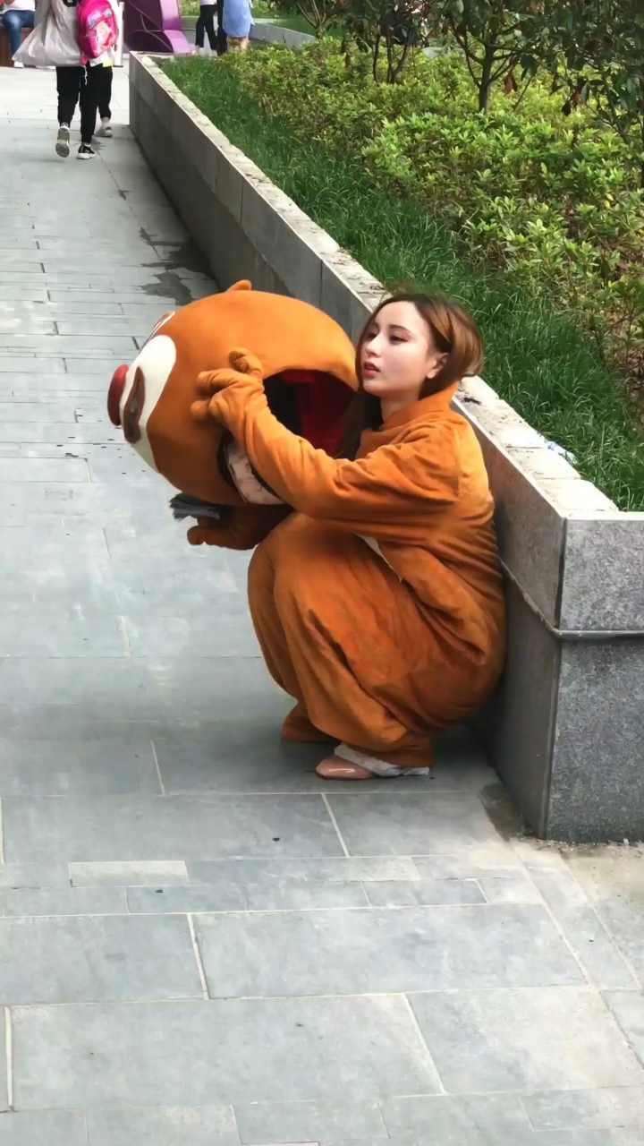 她摘下头套那一刻,我觉得帮她发剩下的传单