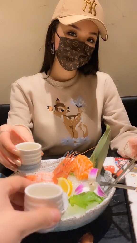 今天来相亲对面这个女人傲的不得了虽然她有别墅有跑车但也带着两个