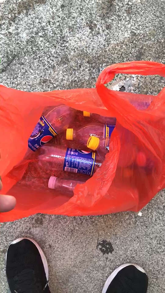 这个天,捡瓶子太热了