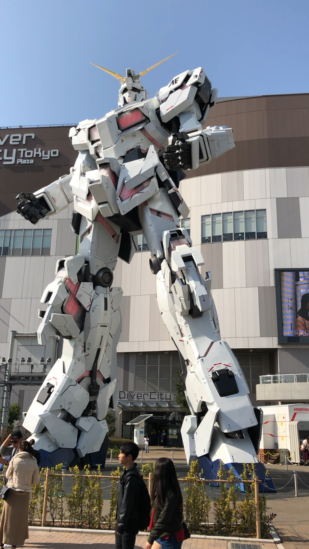 一比一比例的真高达,晚上会随着音乐动