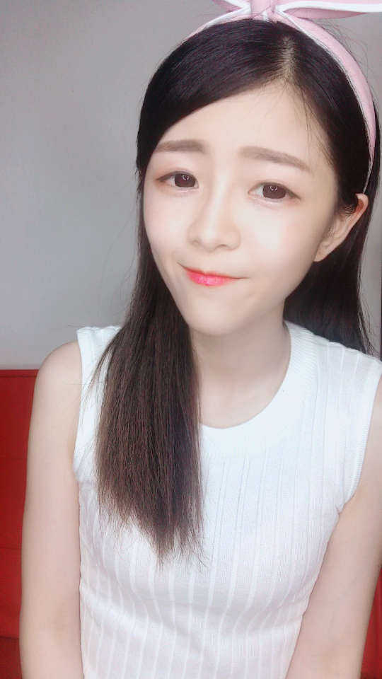 我很漂亮.我知道.但 @经纪人小微 不要一直說～揍你哦6868