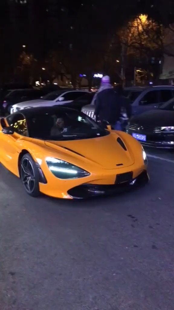 小姐姐开着迈凯伦出来炸街了