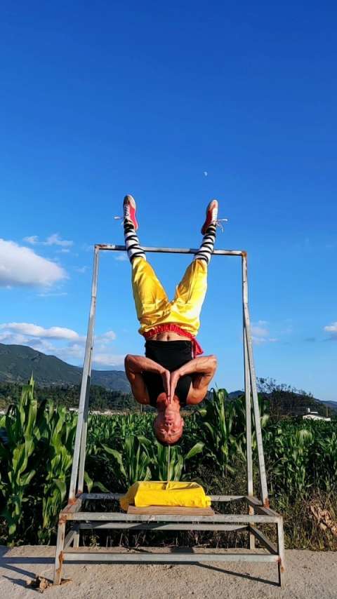 少林硬气功铁头功(头顶钢筋极限悬空倒立)中华武术中国功夫!