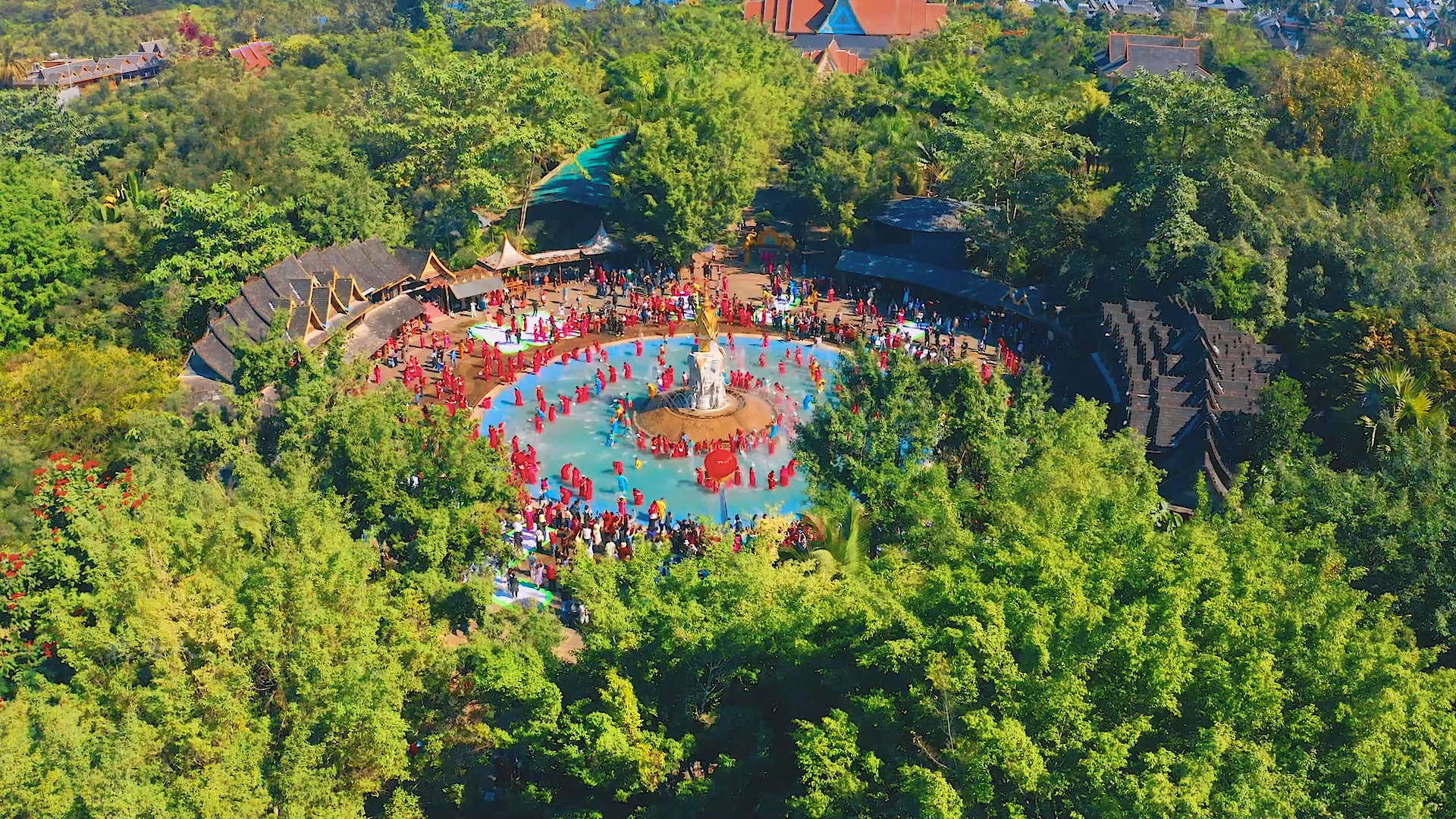 西双版纳的泼水节太欢乐了,泼湿全身,幸福终生!你想带谁来?