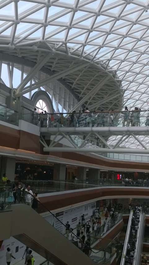 网红室内玻璃桥和直达六楼的飞天梯.