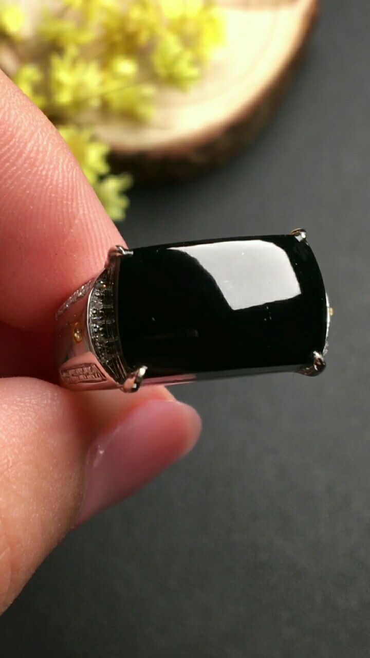 951056395老坑冰种墨翠戒指,水润光泽,灯照翠绿,玉质细腻,完美