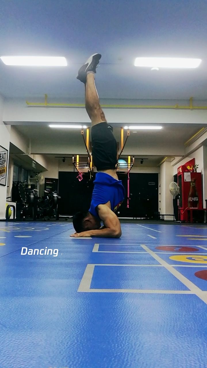 徒手自重健身:肘倒立与虎扑倒立