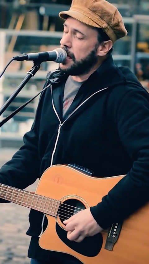 街头流浪歌手拿起吉他弹唱,这嗓音瞬间俘获人心!